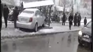 Otomobil Üniversitelilerin Otobüs Beklediği Durağa Daldı: 2 Yaralı