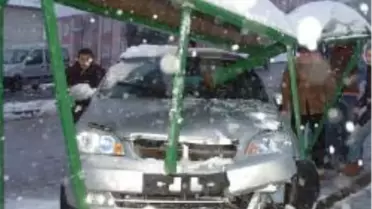 Otomobil İki Üniversiteliyi Biçti!