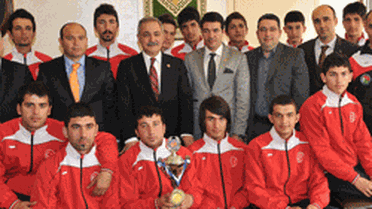 Çim Hokeyi Takımını Ödüllendirildi.