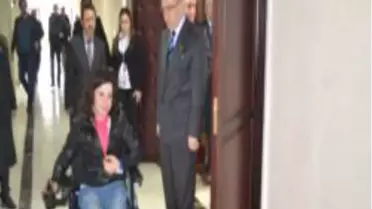 Vali Uzun, Bilek Güreşi Dünya Üçüncüsüne Akülü Araba Hediye Etti