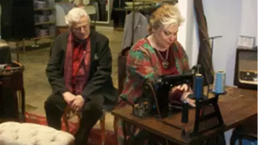 Müşfik & Kadriye Kenter Abdullah Kiğılı Vitrininde Dikiş Dikti