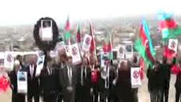 Azerbaycanlılar İnsanlık Anıtına Siyah Çelenk Bıraktı