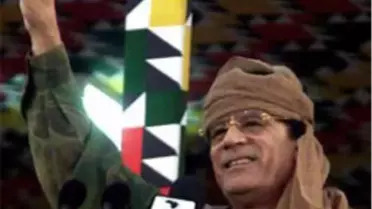 Kaddafi Evinden Destekçilerini Selamladı