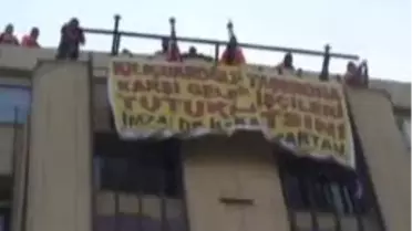 Pankartlı Eyleme Çiçekli Uzaklaştırma