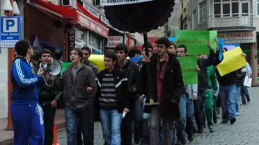 Liseli Öğrencilerden YGS Protestosu