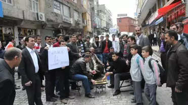 Elektrik Kesintilerine Kızdılar, Yol Ortasında Tavla Oynadılar