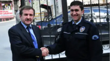 166. Kuruluş Yıldönümünde Bütün Polislere Çiçek Takdim Edildi

