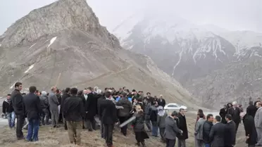 Hakkari'de Dağa Çıkıp 'Operasyonlar Dursun' Eylemi Yaptılar
