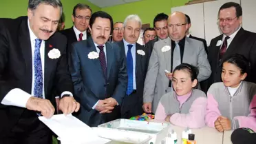 Minikler, Bakan Eroğlu'ndan İmza Almak İçin Yarıştı