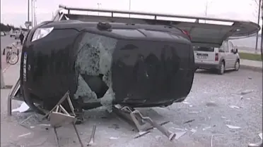 Otomobil Durağa Uçtu: 1'i Ağır 2 Yaralı