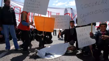 Kazalarda 10 Kişi Ölünce, Köylüler Karayolunu 2 Saat Trafiğe Kapattı