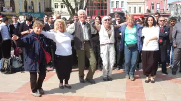 Hollandalı Turistler Romanlarla Göbek Attı