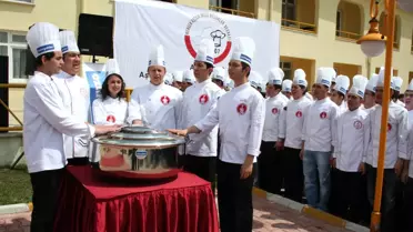 Genç Aşçılar Tencerenin Üzerine El Koyup Ant İçti