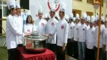 Genç Aşçılar Tencerenin Üzerine El Koyup Ant İçti