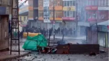 Diyarbakır Valiliği: Güvenlik Güçlerini Engellemek İçin Yollara Kum ve Taş Dökülmüş
