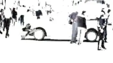 Durakta Bekleyen Yolcuları Bariyerler Kurtardı