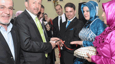 Nişan Yüzüklerini Karabalık Taktı