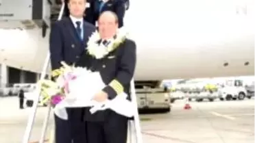 Emekli Oldu, Bayrağı Oğluna Teslim Etti