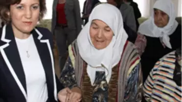 Protokol Mensuplarının Eşleri Hbuzurevinde Kalanların Anneler Gününü Kutladı
