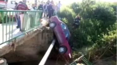 Otomobil Köprüde Asılı Kaldı