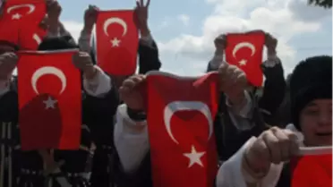 Sultanahmet Meydanında Zihinsel Özürlü Öğrenciler Gösteri Yaptı.