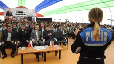 Beylikdüzü Polisinden Öğrencilere Tiyatroyla Eğitim