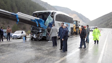 Yola Duşen Kayalar Kazaya Neden Oldu: 40 Yaralı