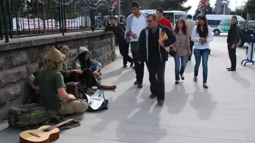 Şarkı Söyleyerek Türkiye'yi Geziyorlar