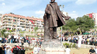 Karabağlar'da Nazım Hikmet Parkı Açıldı