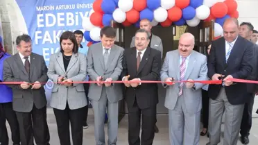 Güler Artuk Üniversitesinde Gençlerle Halay Çekti