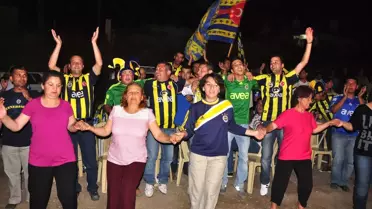 Köy Meydanında Şampiyonluk Kutlaması