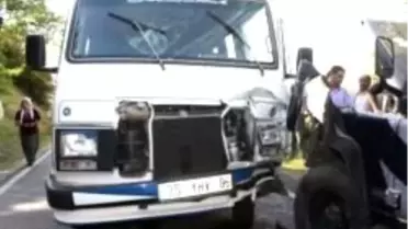 Öğrenci Servisiyle Polis Aracı Çarpıştı