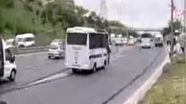 AK Parti Seçim Minibüslerine Taşlı Saldırı...
