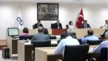 Hatları İptal Edilen Minibüsçüler Başkan'a Yumurta Fırlattı