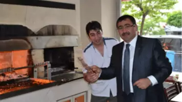 Okur Kapı Kapı Geziyor