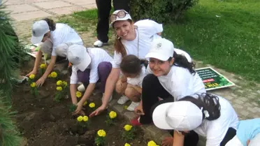 Minik Eller Toprağa Can Verdi