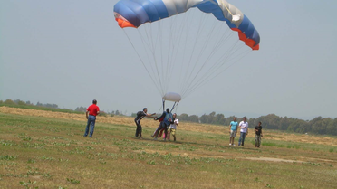 Aybüke Tüzmen, Paraşütle Atladı