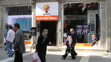 AK Parti Bürosunun Camını Kırdı