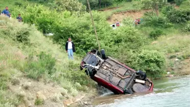 Otomobil Baraja Uçtu, 4 Liseli Ölümden Kurtuldu