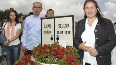 İlhan Selçuk, Mezarı Basında Anıldı