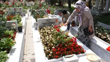 Yeniden - Edirnekapı Şehitliği'nde Babalar Günü