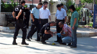 Polis Merkezine Ses Bombası Atıldı, 1 Polis Yaralandı