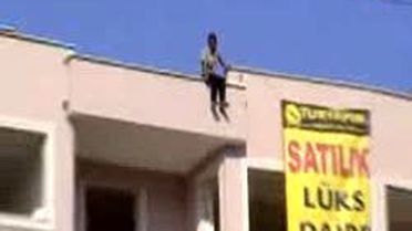 Nişanlısı Terk Edince Çatıya Çıktı