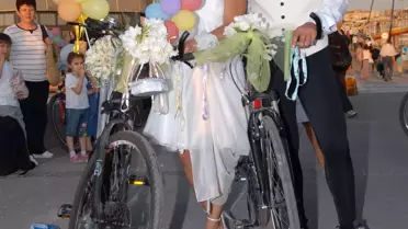 Bisiklette Tanışıp Bisiklette Evlendiler
