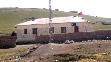 Köylüler Birlik Olup, Okula Duvar Yaptı