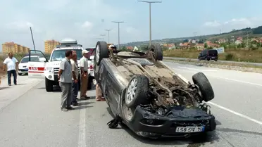 Otomobil Aydınlatma Direğine Çarptı: 3 Yaralı