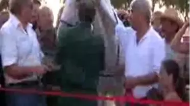 Şampiyondan Binicilik Eğitimi Türk Binicilik Tarihinin Efsanevi Şampiyonu Kemal Öncü, Muğla'nın Bodrum İlçesi Gümüşlük Beldesi'nde Açtığı Merkezde Genç Binicilere Eğitim Vermeye Başladı. Merkezin Açılışında Fransız Atıyla Gösteri Yapan 68 Yaşındaki Kemal Öncü İzleyenleri Hayran Bıraktı.