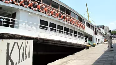 İzmir'de Yolcu Vapuru Mendireğe Çarptı