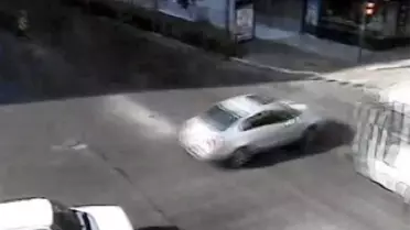 Midibüs Otomobile Çarptı: 2 Yaralı