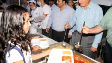 Binlerce Kişi Stadyumda İftar Açtı